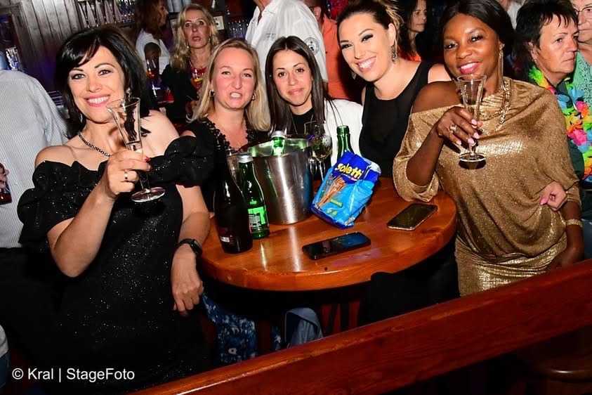 Zu den Bildern Daniela Alfinito & Helmut Hussler